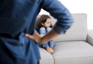 Prečo dieťa leží na rodičoch: 5 dobrých dôvodov
