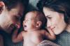 TOP-4 najlepšie postupy na sledovanie novorodenca: matky na nôtu