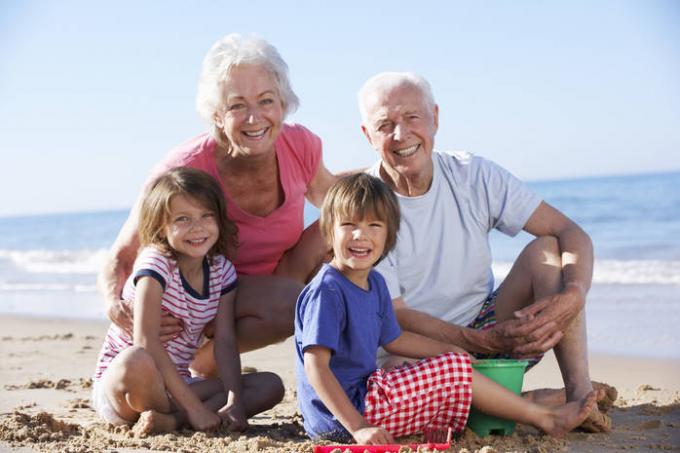 Starí rodičia, vnuci, ktorí sú ošetrovateľstvo, žijú dlhšie