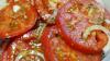 Lahodný šťavnatý paradajky - občerstvenie, ktoré sa zmestia na akomkoľvek stole