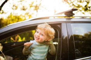 Prečo nie je možné nechať deti samotné v aute v lete