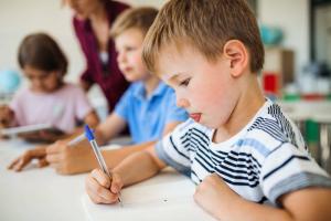 Ako opraviť zlý rukopis u dieťaťa: tipy pre rodičov