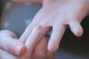 Dieťa priškripnutiu prstov dvere: čo robiť a ako pomôcť svojmu dieťaťu