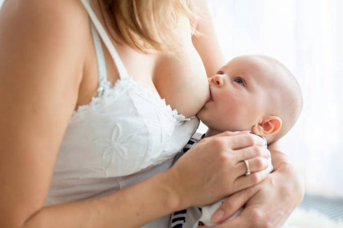 Unikajúci mlieko z dojčiace matky: 5 riešenie problému