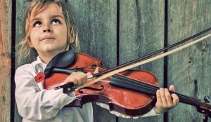 Učenie sa hrať na hudobných nástrojoch zakotvuje u detí rozvoj myslenia