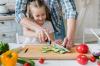 Malý pomocník: ako naučiť dieťa bezstarostne šklbať kuchynským nožom
