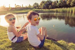 Ako si vybrať slnečné okuliare pre vaše dieťa: 5 Dôležité tipy