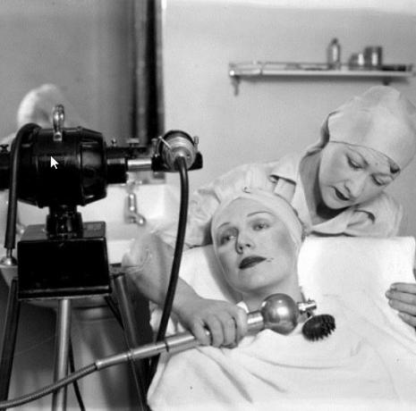 Trochu užitočných informácií: Toto je, ako vyzerá prístroj pre masáž šije pred 80 rokmi. Veľmi Coco Chanel nazýva pasy krk žena