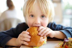 Žiadne klobásy a klobásy: jedlo v školských jedálňach sa dostáva do zdravej normy