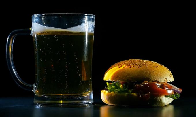 Hamburger a pivo - Burger a pivné