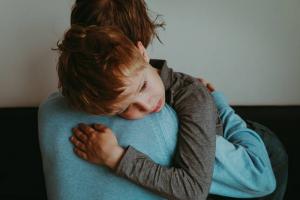 Dieťa sa bojí zostať sama v dome: 6 spôsobov, ako sa vyrovnať so strachom