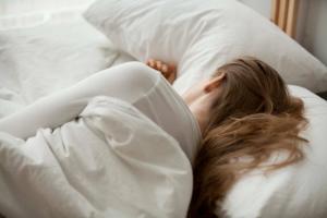 Je pomenovaná poloha spánku, ktorá je zdraviu škodlivá