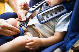 Pravidlá, ktoré by ste mali vedieť, aby riadne upevniť dieťa v autosedačke