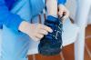 Ako rýchlo a ľahko naučiť dieťa zaviazať si šnúrky na topánkach