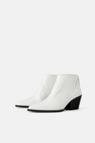 Chladné topánky v kovbojskom štýle s efektom krokodílej kože možno zakúpiť v Zara, cena 7999 rubľov. Môžu byť nosené s šaty, štýlové nohavice s leoparďou potlačou